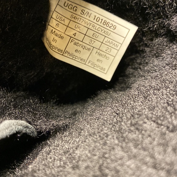 UGG 1018629 Constantine Black Short Sheepskin Boots Women’s 6 - Picture 9 of 9